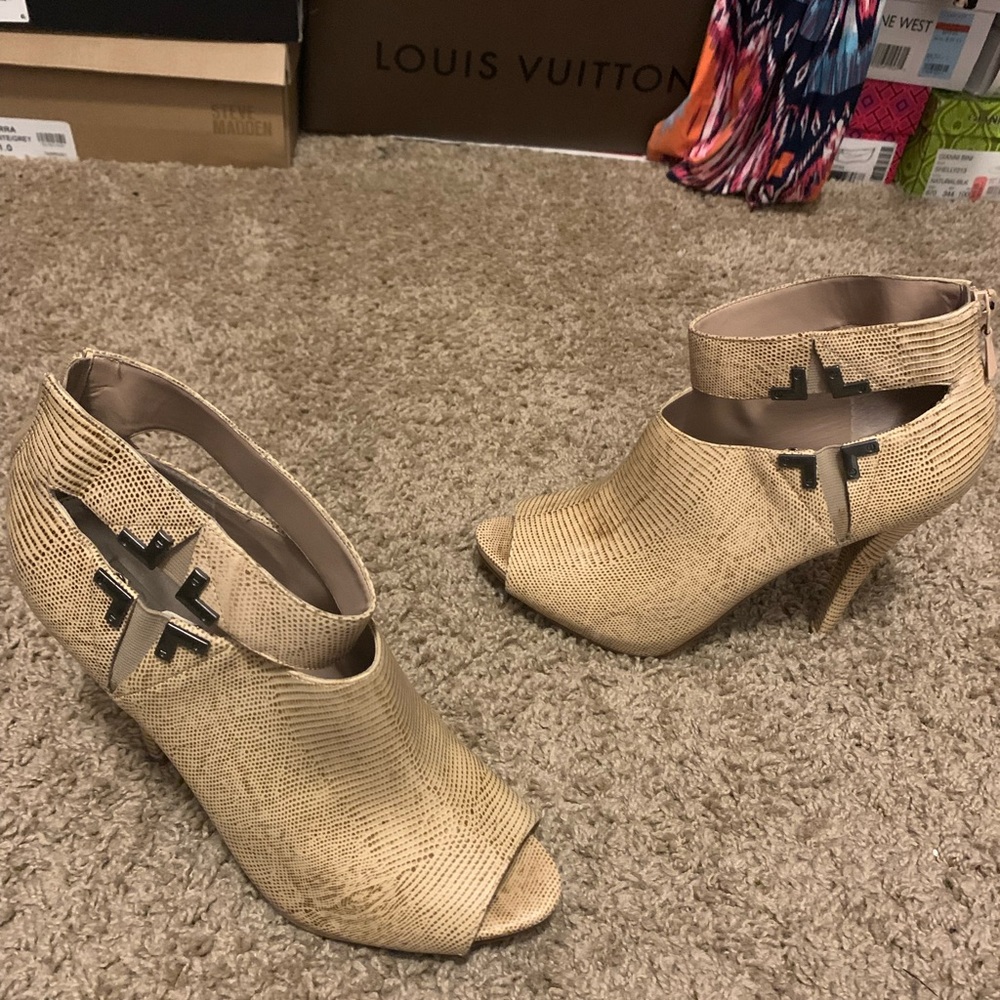 Rachel Roy Pumps